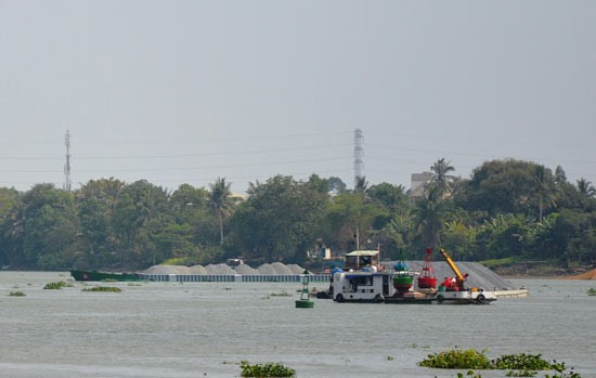 Soil and stones have been transported to Dong Nai River for building of an urban area project (Photo: SGGP) Soil and stones have been transported to Dong Nai River for building of an urban area project (Photo: SGGP)